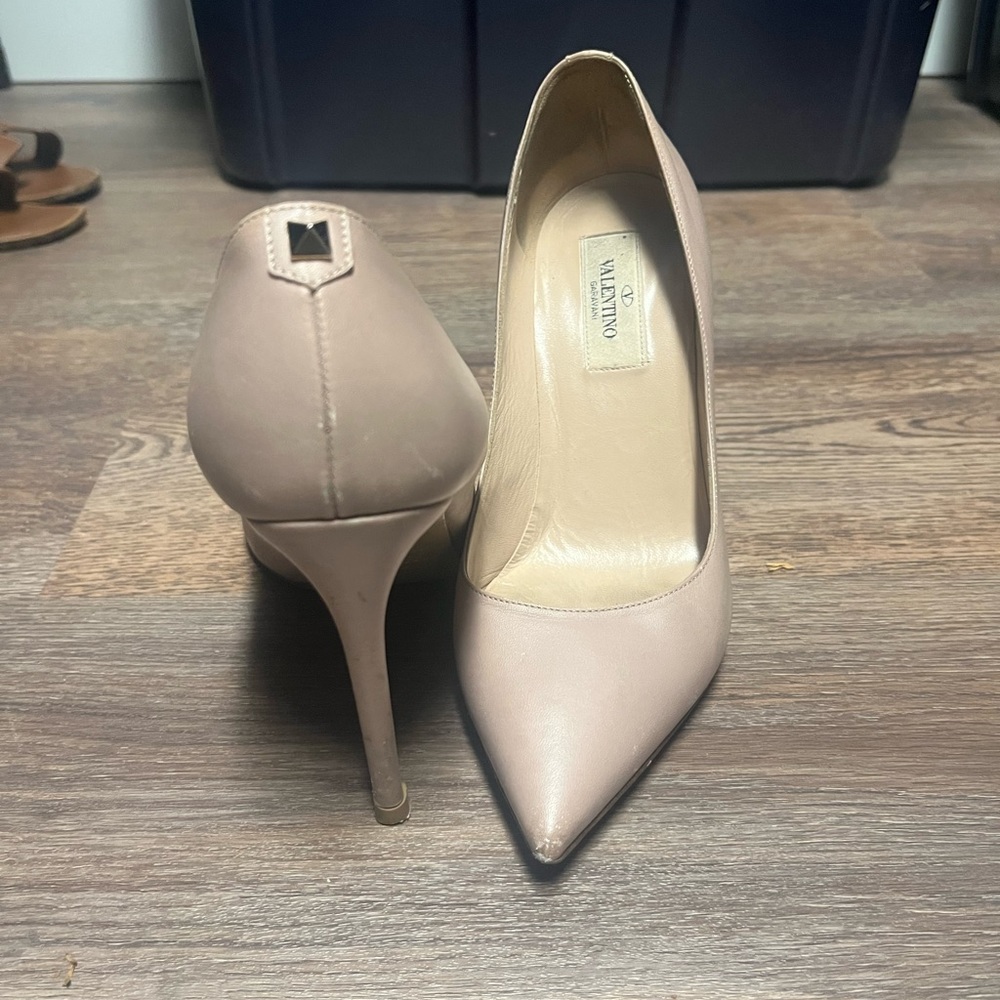 Valentino blush pumps with signature spike accent in back size 36